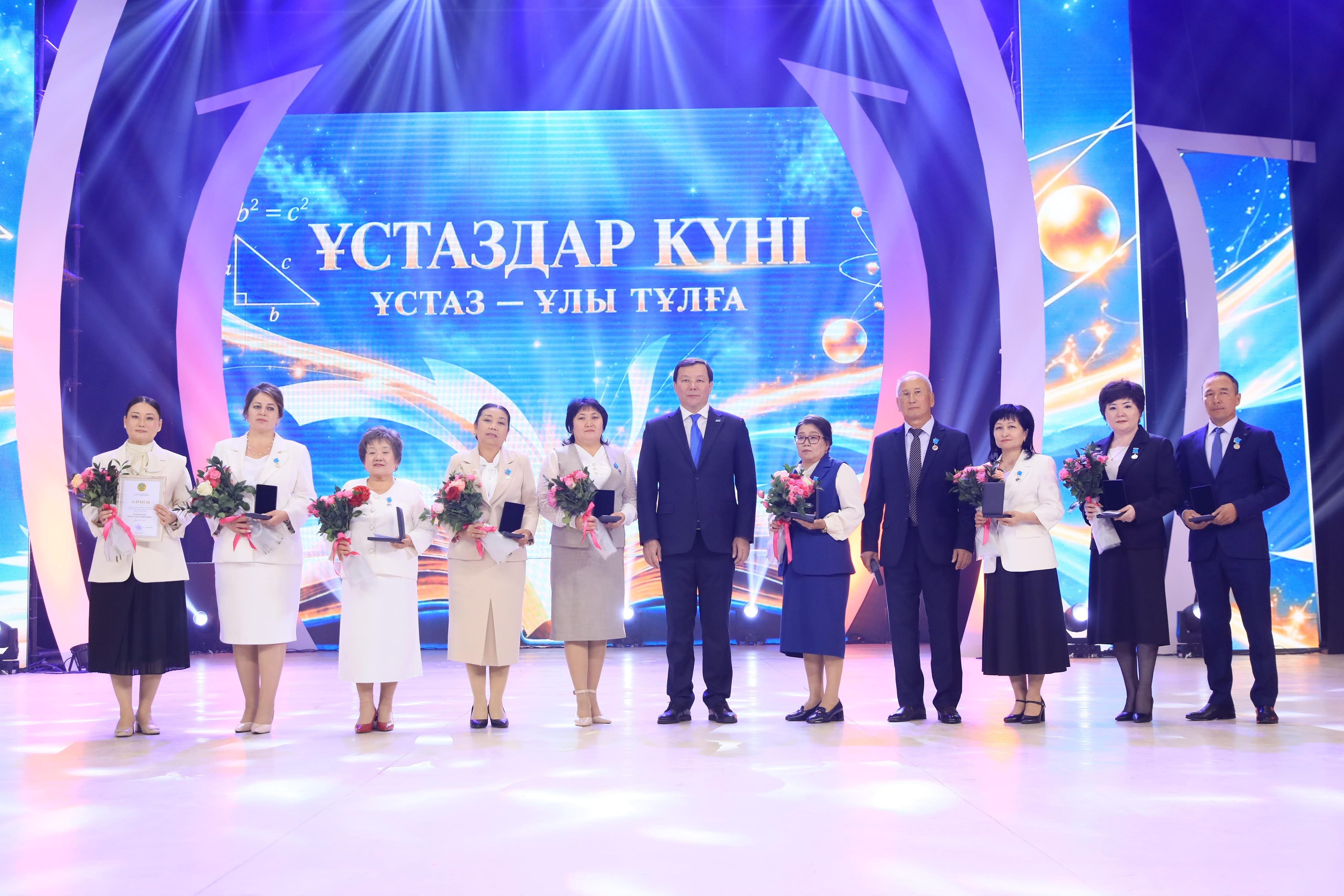 АҚТӨБЕДЕ ҰСТАЗДАРҒА ҚҰРМЕТ КӨРСЕТІЛДІ