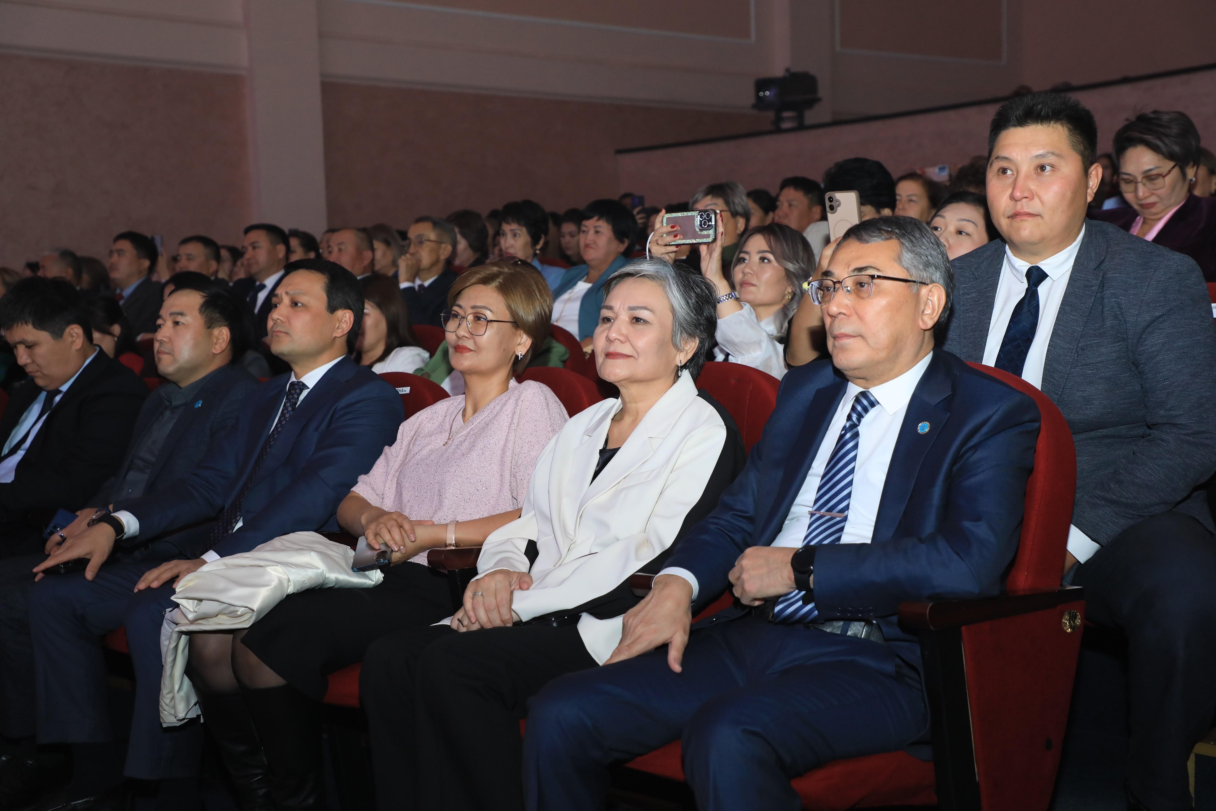 АҚТӨБЕДЕ ҰСТАЗДАРҒА ҚҰРМЕТ КӨРСЕТІЛДІ