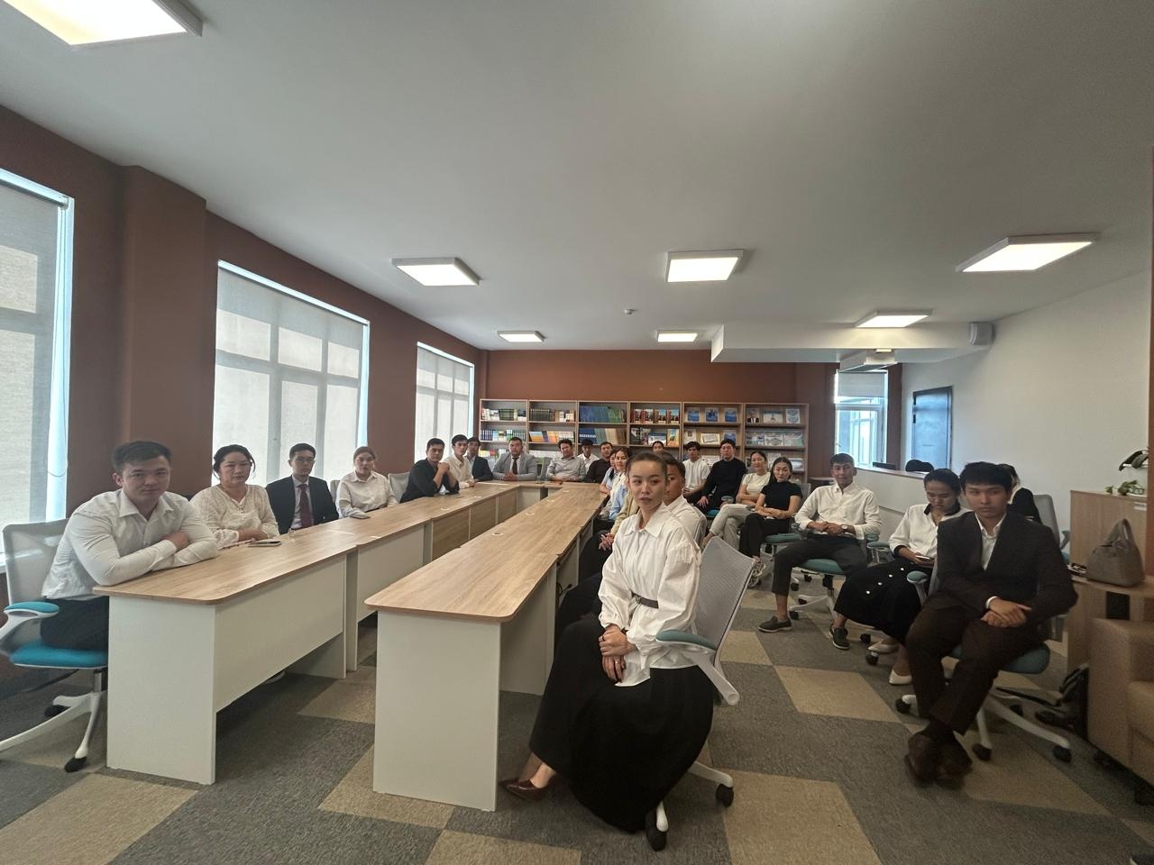 ЖАС МАМАНДАРҒА АРНАЛҒАН ДӨҢГЕЛЕК ҮСТЕЛ ӨТТІ