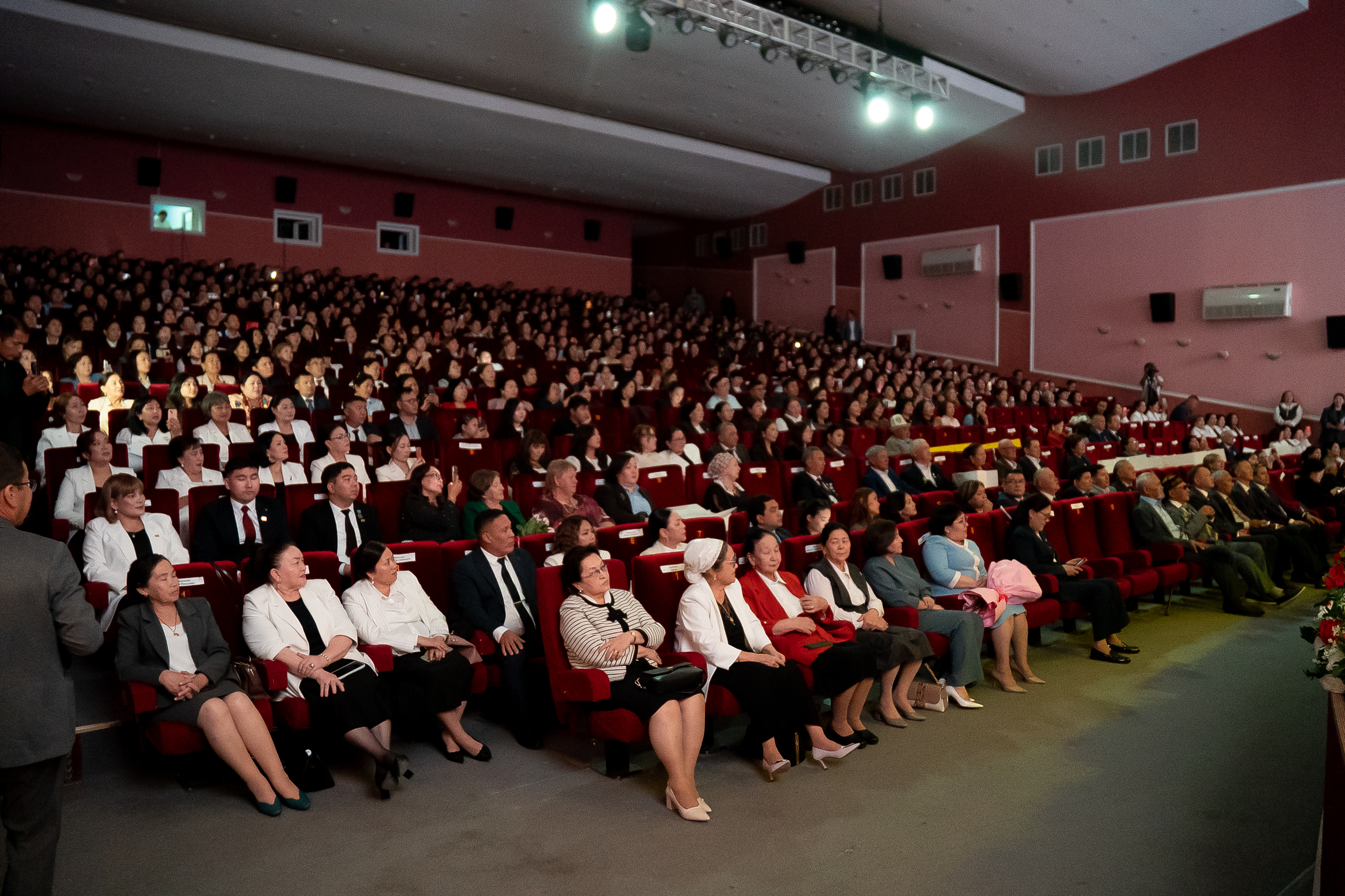 МАҢҒЫСТАУДА МҰҒАЛІМДЕР МАРАПАТТАЛДЫ