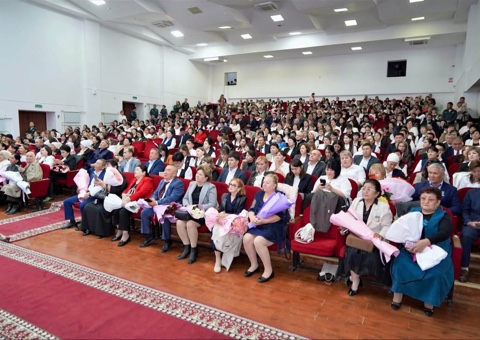 ҰСТАЗДАРҒА ҚҰРМЕТ КӨРСЕТІЛДІ