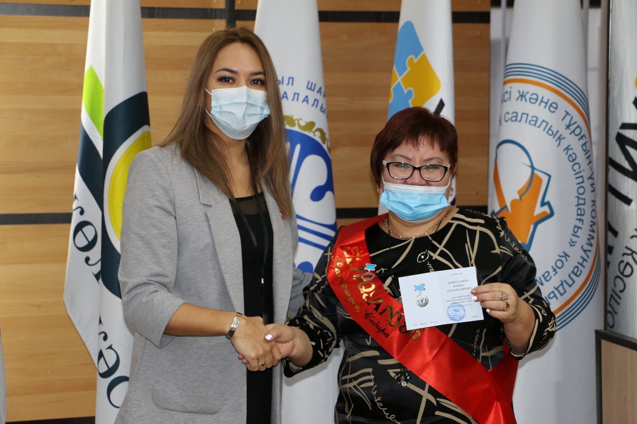 ЖЕЛТОҚСАН ОҚИҒАСЫНА ҚАТЫСҚАН ПЕДАГОГТАРҒА ҚҰРМЕТ КӨРСЕТІЛДІ