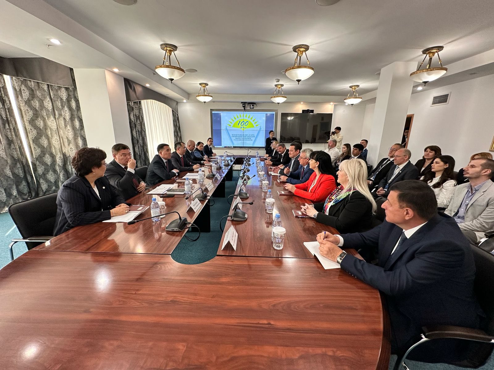 Зарубежные гости международной конференции встретились с представителями Министерства просвещения и Министерства науки и высшего образования РК