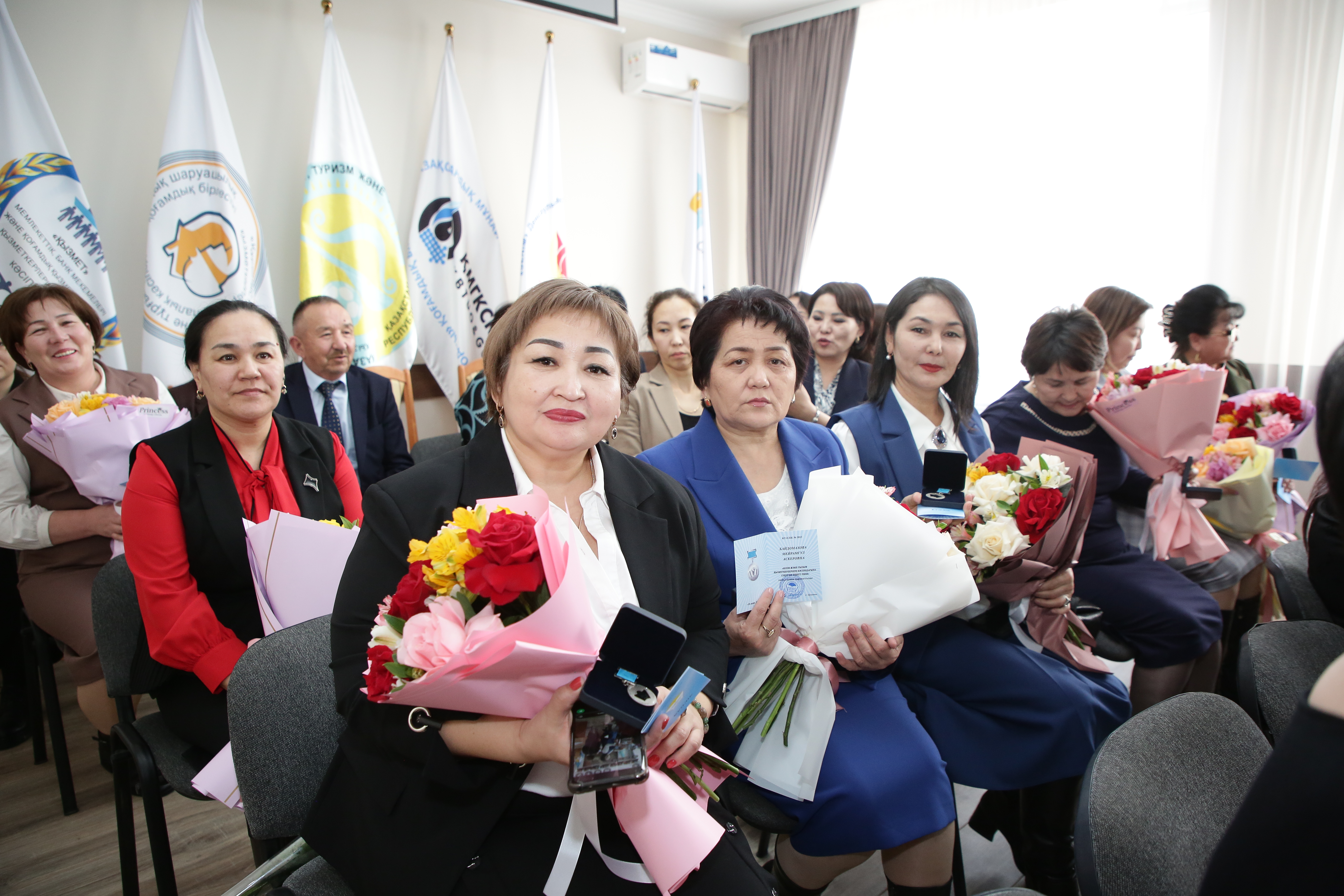 САЛАЛЫҚ КӘСІПОДАҚТЫҢ ЕҢБЕКШІ ӘЙЕЛДЕР ІСІ ЖӨНІНДЕГІ КОМИССИЯСЫНЫҢ МҮШЕЛЕРІ СЫР ӨҢІРІНДЕ