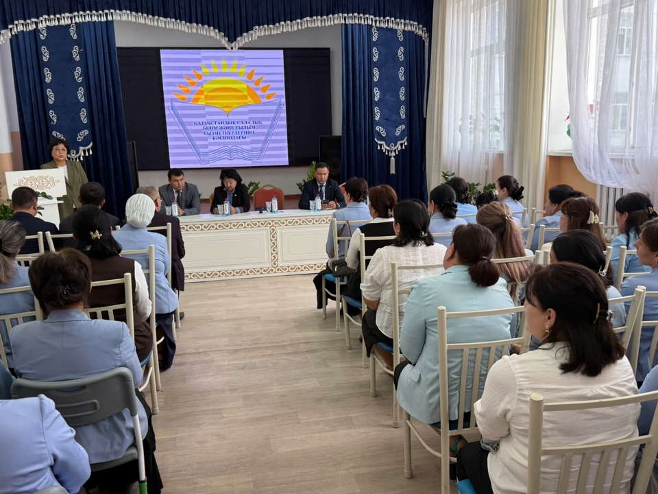 ҚАРНАҚТАҒЫ ҮЗДІК АУЫЛ МЕКТЕБІНДЕ ҰЖЫМҒА ҚҰРМЕТ КӨРСЕТІЛДІ