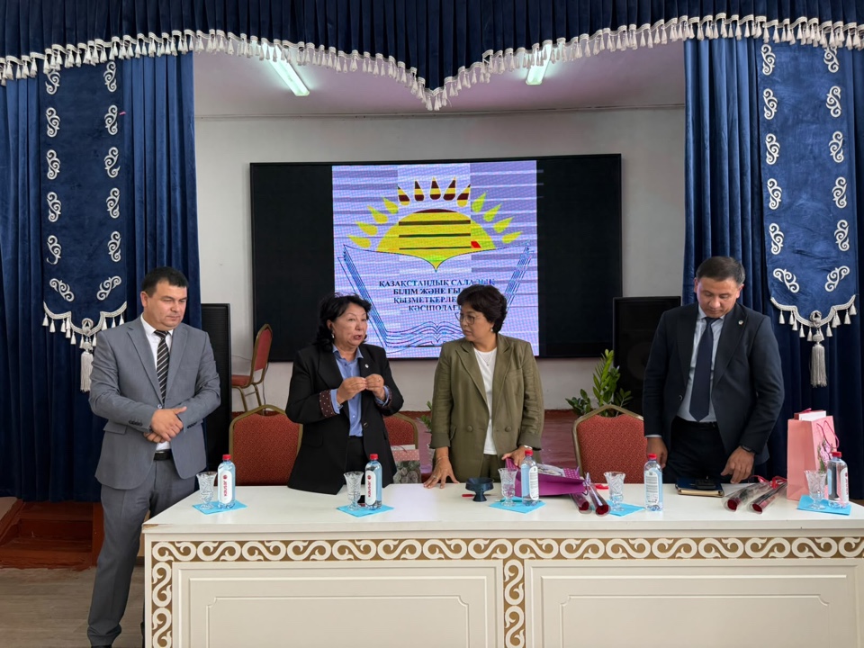 ҚАРНАҚТАҒЫ ҮЗДІК АУЫЛ МЕКТЕБІНДЕ ҰЖЫМҒА ҚҰРМЕТ КӨРСЕТІЛДІ