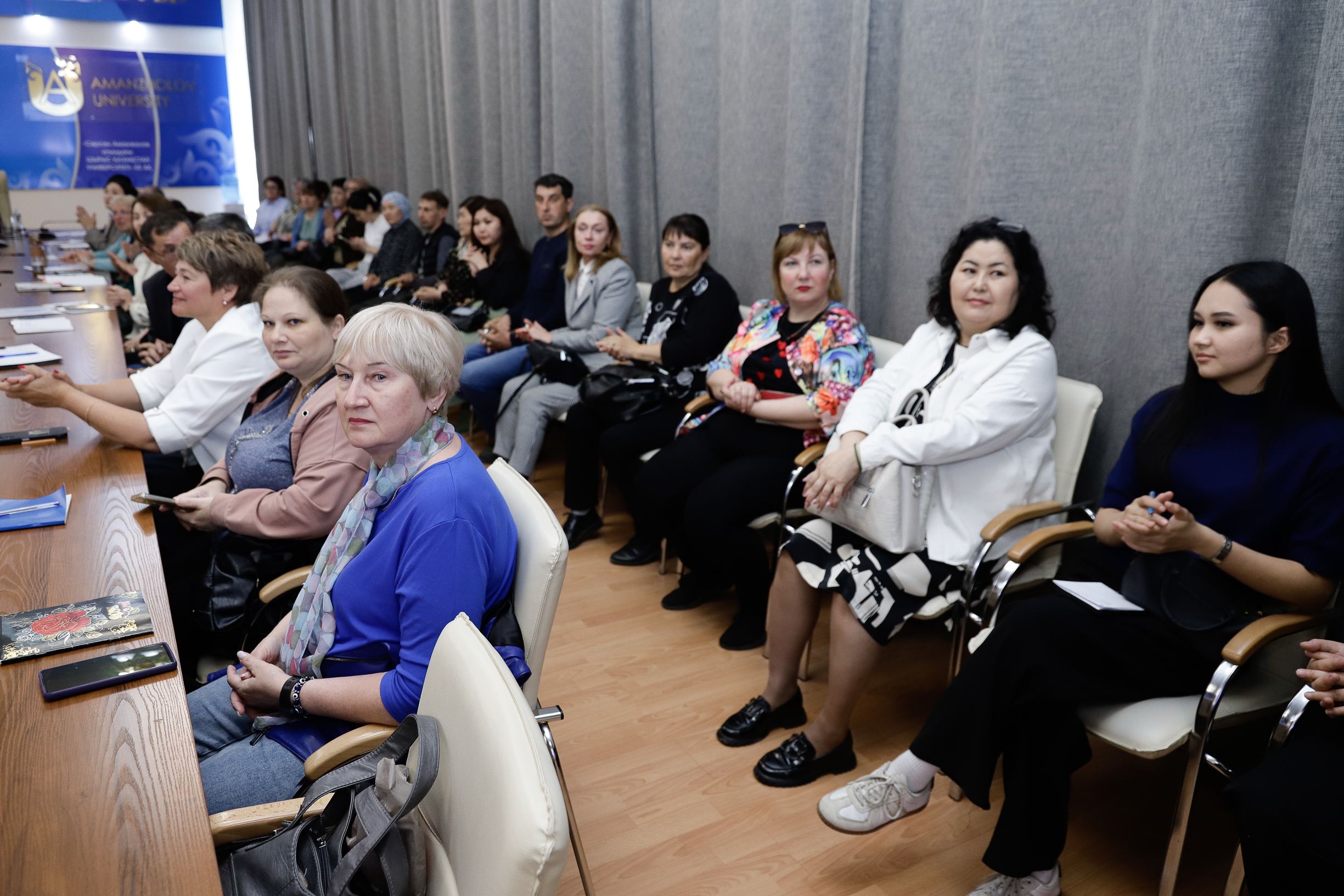 ӨСКЕМЕНДЕ ӘЛЕУМЕТТІК ӘРІПТЕСТІКТІҢ ӨЗЕКТІ МӘСЕЛЕЛЕРІ КӨТЕРІЛДІ