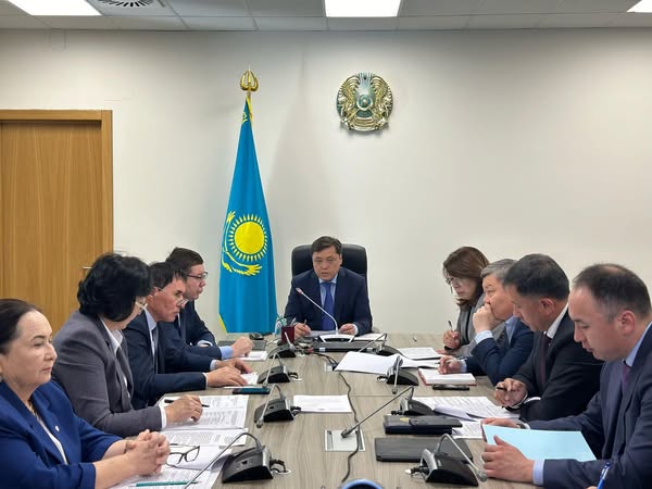 ТҮРКІСТАНДА ӘЛЕУМЕТТІК ӘРІПТЕСТІК ПЕН ЕҢБЕК ҚАТЫНАСТАРЫН РЕТТЕУ ЖӨНІНДЕГІ ОБЛЫСТЫҚ ҮШЖАҚТЫ КОМИССИЯНЫҢ ОТЫРЫСЫ ӨТТІ