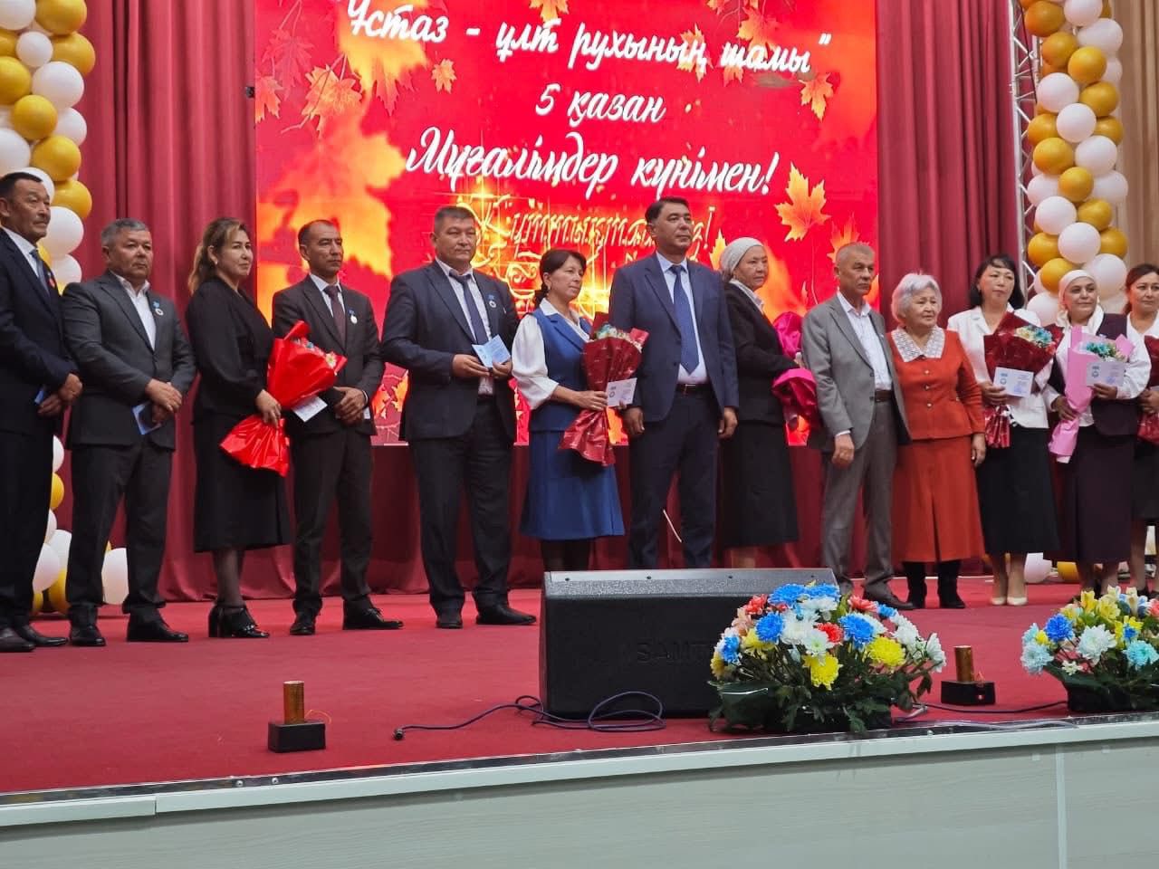 КӘСІПОДАҚ ҰСТАЗДАР ҚАУЫМЫНА ҚҰРМЕТ КӨРСЕТІП, МАРАПАТТАР ТАБЫСТАДЫ