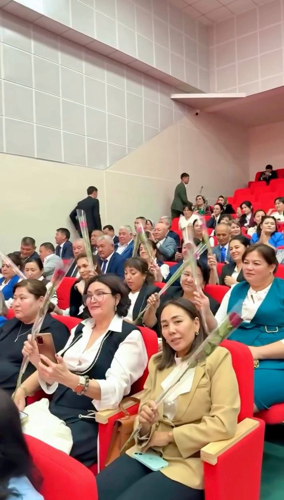 КӘСІПОДАҚ ҰСТАЗДАР ҚАУЫМЫНА ҚҰРМЕТ КӨРСЕТІП, МАРАПАТТАР ТАБЫСТАДЫ