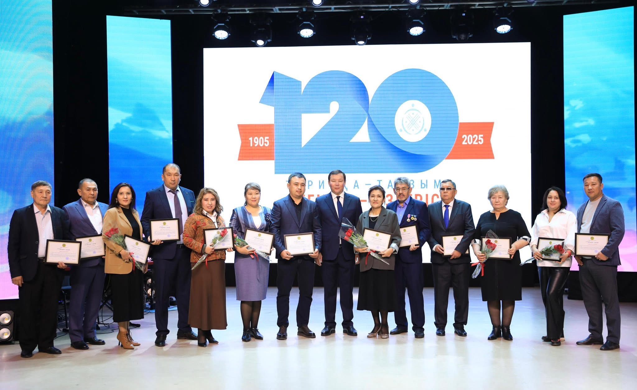 АҚТӨБЕДЕ ЕҢБЕК АДАМДАРЫ МЕН КӘСІПОДАҚ БЕЛСЕНДІЛЕРІ МАРАПАТТАЛДЫ