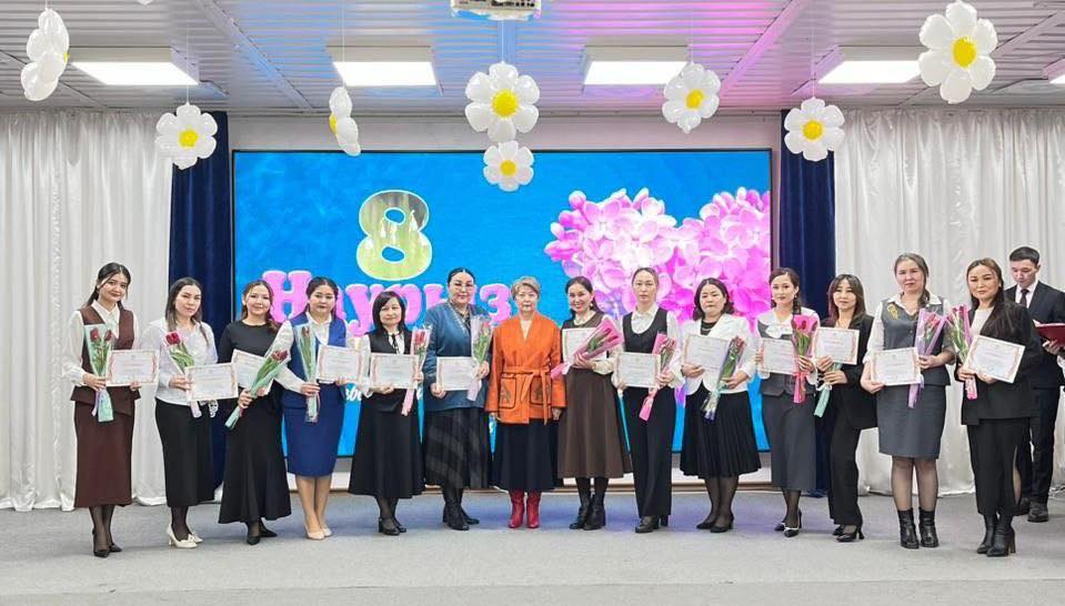БІЛІМ САЛАСЫНЫҢ АРУЛАРЫНА ҚҰРМЕТ КӨРСЕТІЛДІ