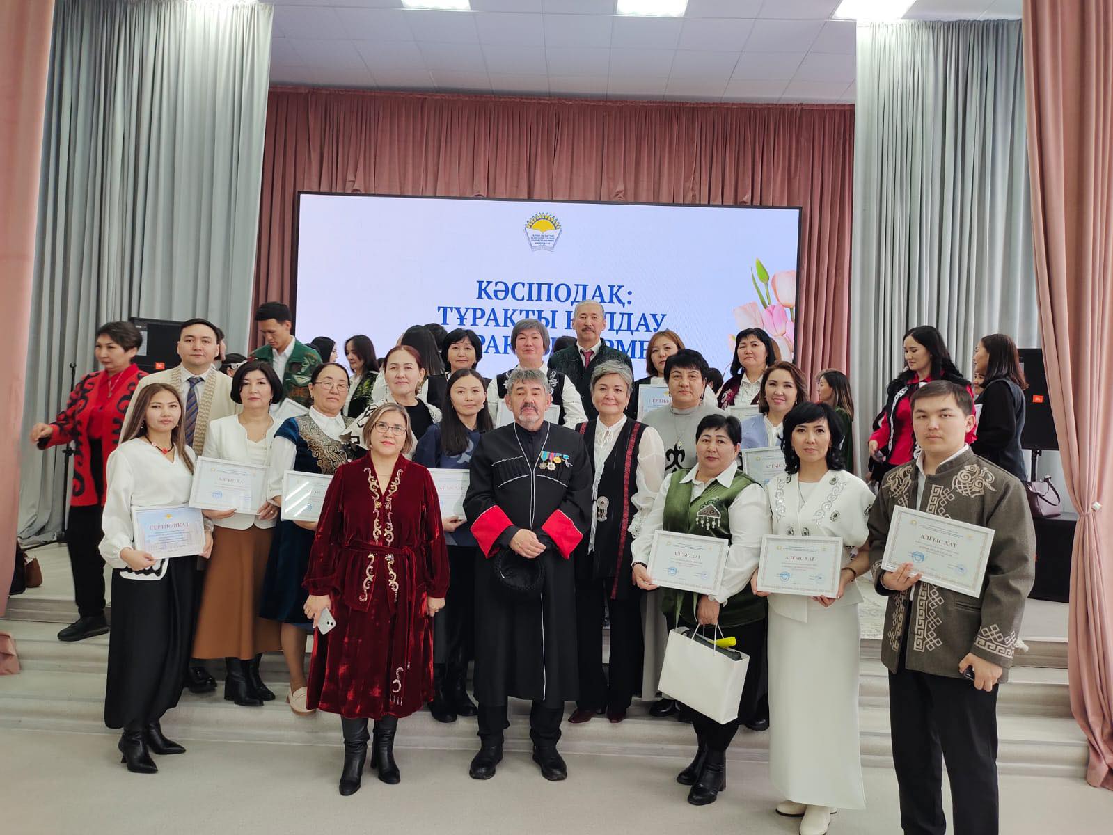 АҚТӨБЕДЕ КӘСІПОДАҚ МҮШЕЛЕРІНЕ ҚҰРМЕТ КӨРСЕТІЛДІ