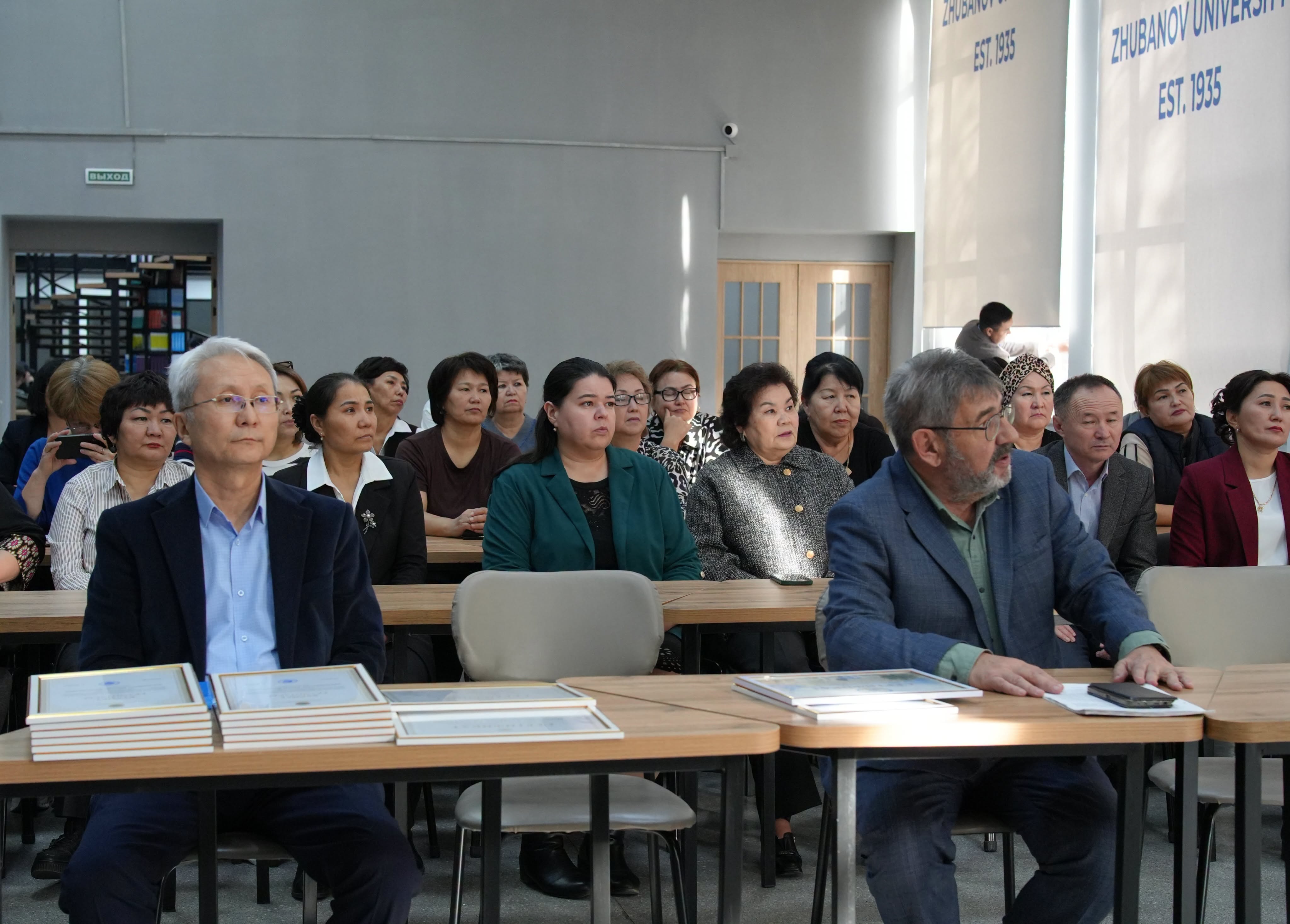 РЕСПУБЛИКА КҮНІ ҚАРСАҢЫНДА ӨҢІРЛІК УНИВЕРСИТЕТ ҚЫЗМЕТКЕРЛЕРІНЕ ҚҰРМЕТ КӨРСЕТІЛДІ