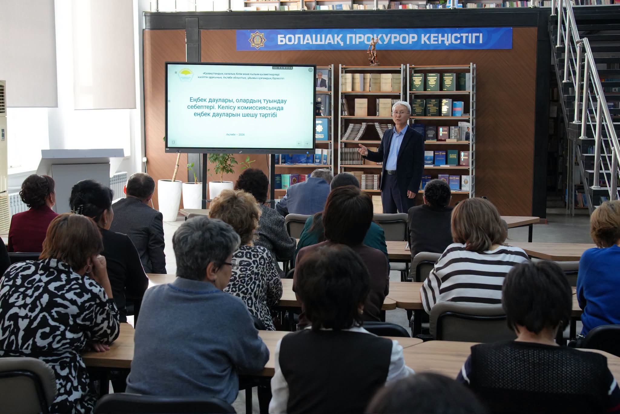 РЕСПУБЛИКА КҮНІ ҚАРСАҢЫНДА ӨҢІРЛІК УНИВЕРСИТЕТ ҚЫЗМЕТКЕРЛЕРІНЕ ҚҰРМЕТ КӨРСЕТІЛДІ