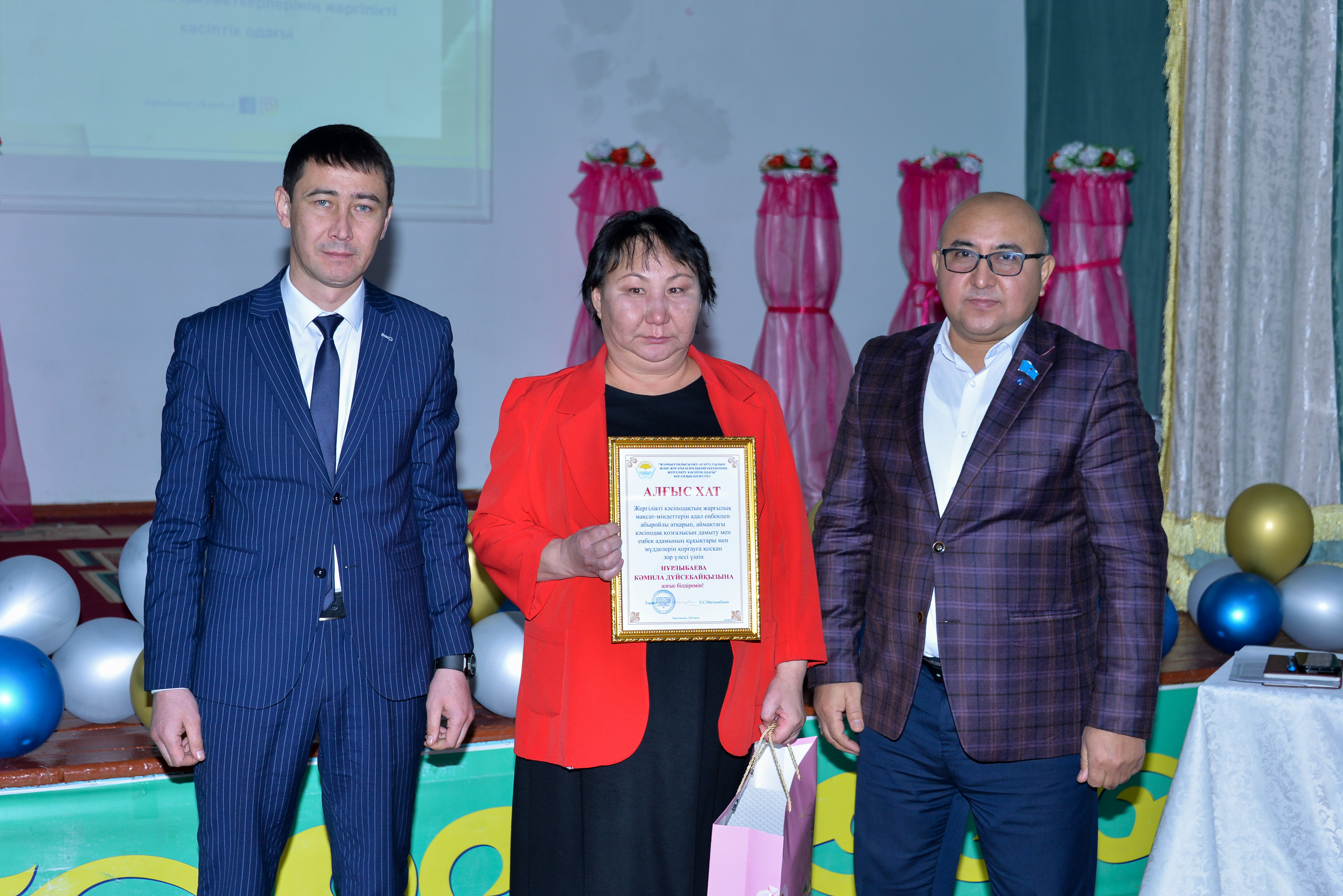 ҚАРАТАУДА КӘСІПОДАҚ КЕРУЕНІ МЕКТЕП ҰЖЫМЫМЕН КЕЗДЕСТІ