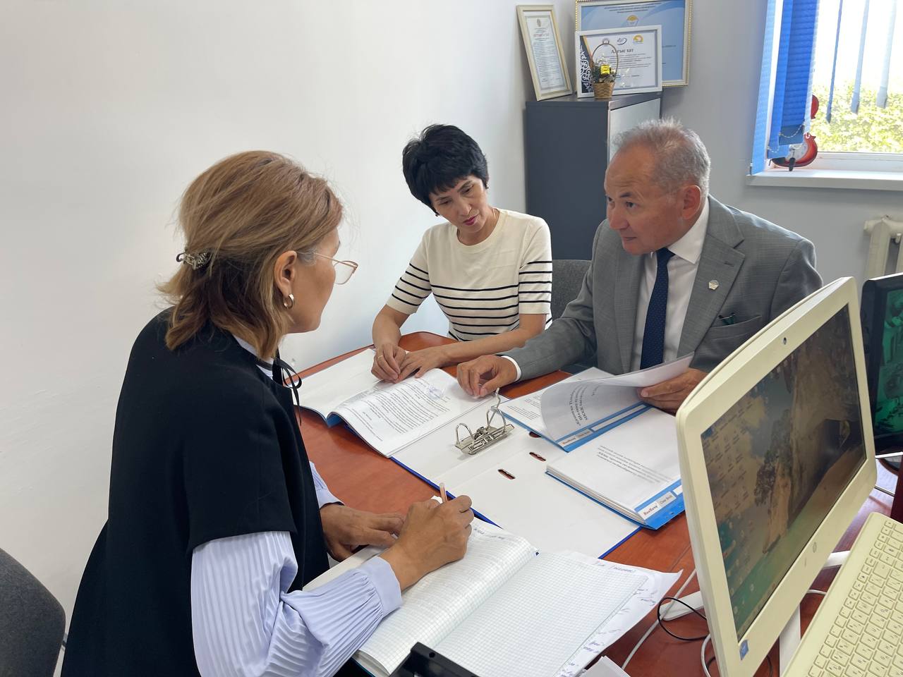 ҚОҒАМДЫҚ БАҚЫЛАУ ЖҮРГІЗІП, ӘДІСТЕМЕЛІК КӨМЕК КӨРСЕТТІ