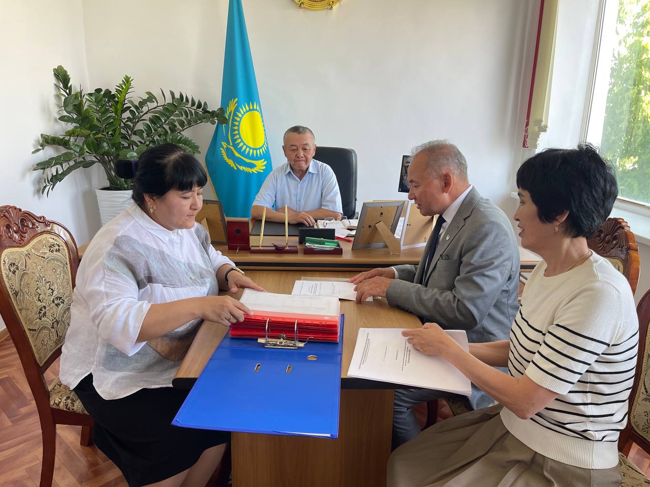 ҚОҒАМДЫҚ БАҚЫЛАУ ЖҮРГІЗІП, ӘДІСТЕМЕЛІК КӨМЕК КӨРСЕТТІ