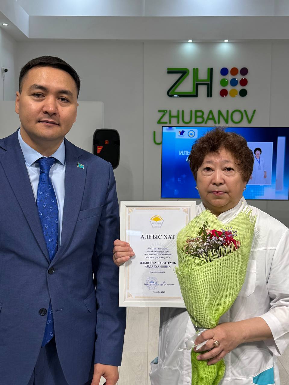 МЕДИЦИНА ҚЫЗМЕТКЕРЛЕРІНЕ ҚҰРМЕТ КӨРСЕТІЛДІ