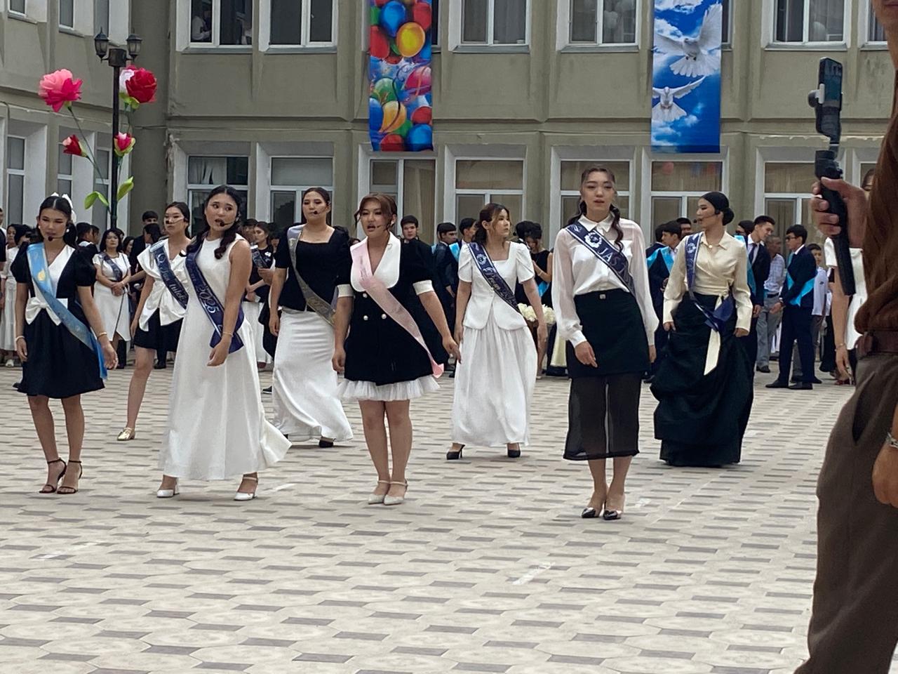 ТОРЖЕСТВЕННЫЕ ЛИНЕЙКИ ПРОШЛИ В ШКОЛАХ ШЫМКЕНТА