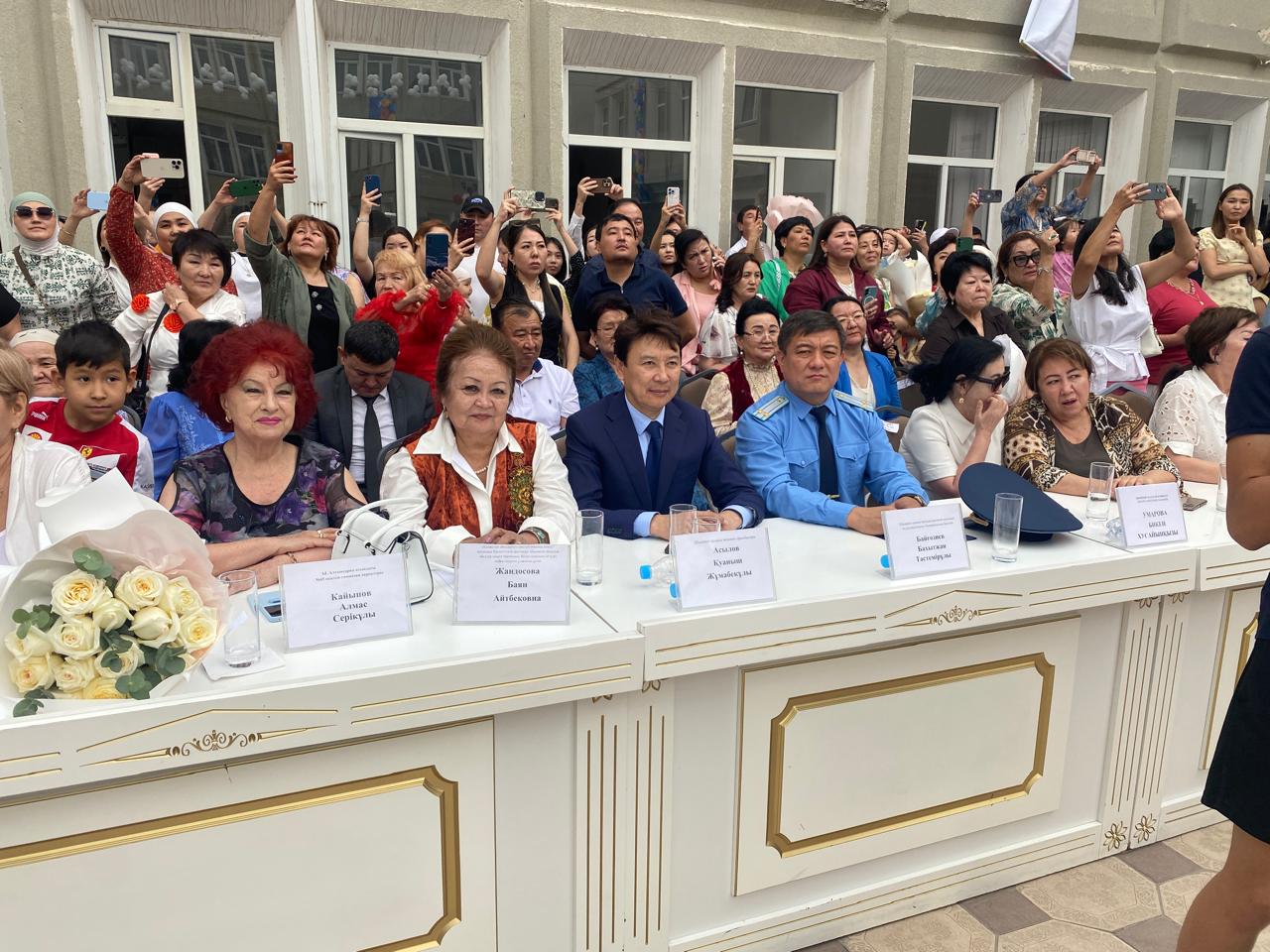 ТОРЖЕСТВЕННЫЕ ЛИНЕЙКИ ПРОШЛИ В ШКОЛАХ ШЫМКЕНТА