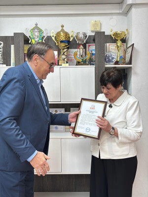 ПРЕДСЕДАТЕЛЬ ПРОФСОЮЗА «ҰСТАЗ» ПОЗДРАВИЛ ТАТЬЯНУ БЕЛОУСОВУ С МЕЖДУНАРОДНЫМ ПРИЗНАНИЕМ