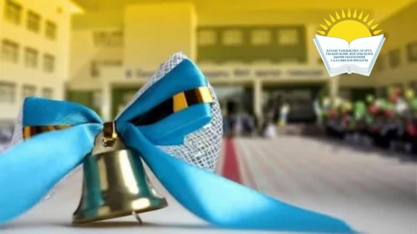 Председатель Отраслевого профсоюза Айгуль Мукашева поздравила с окончанием учебного года