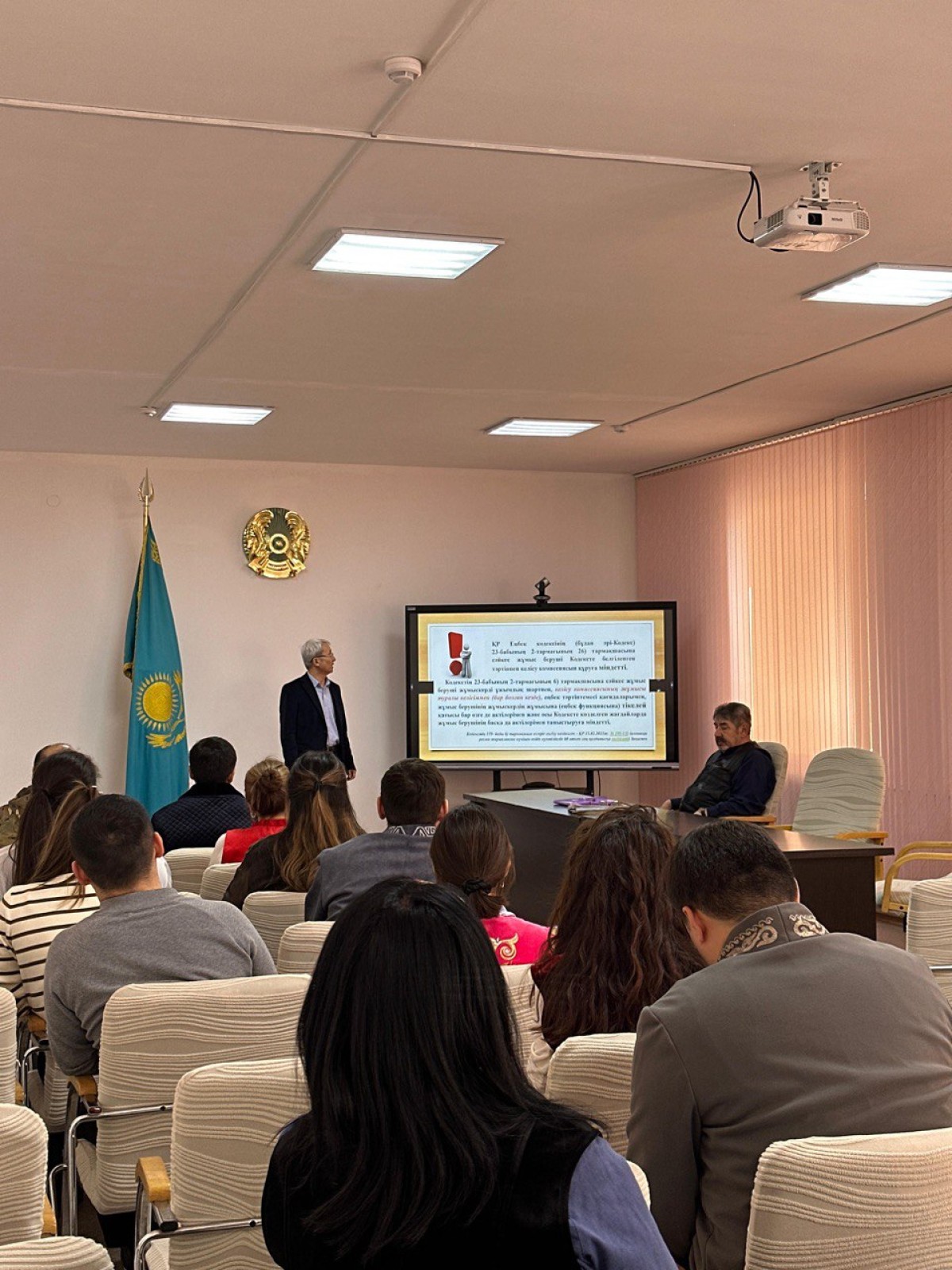 КӘСІПОДАҚ МҮШЕЛЕРІНІҢ ЕҢБЕК ҚҰҚЫҚТАРЫ - БАСТЫ НАЗАРДА