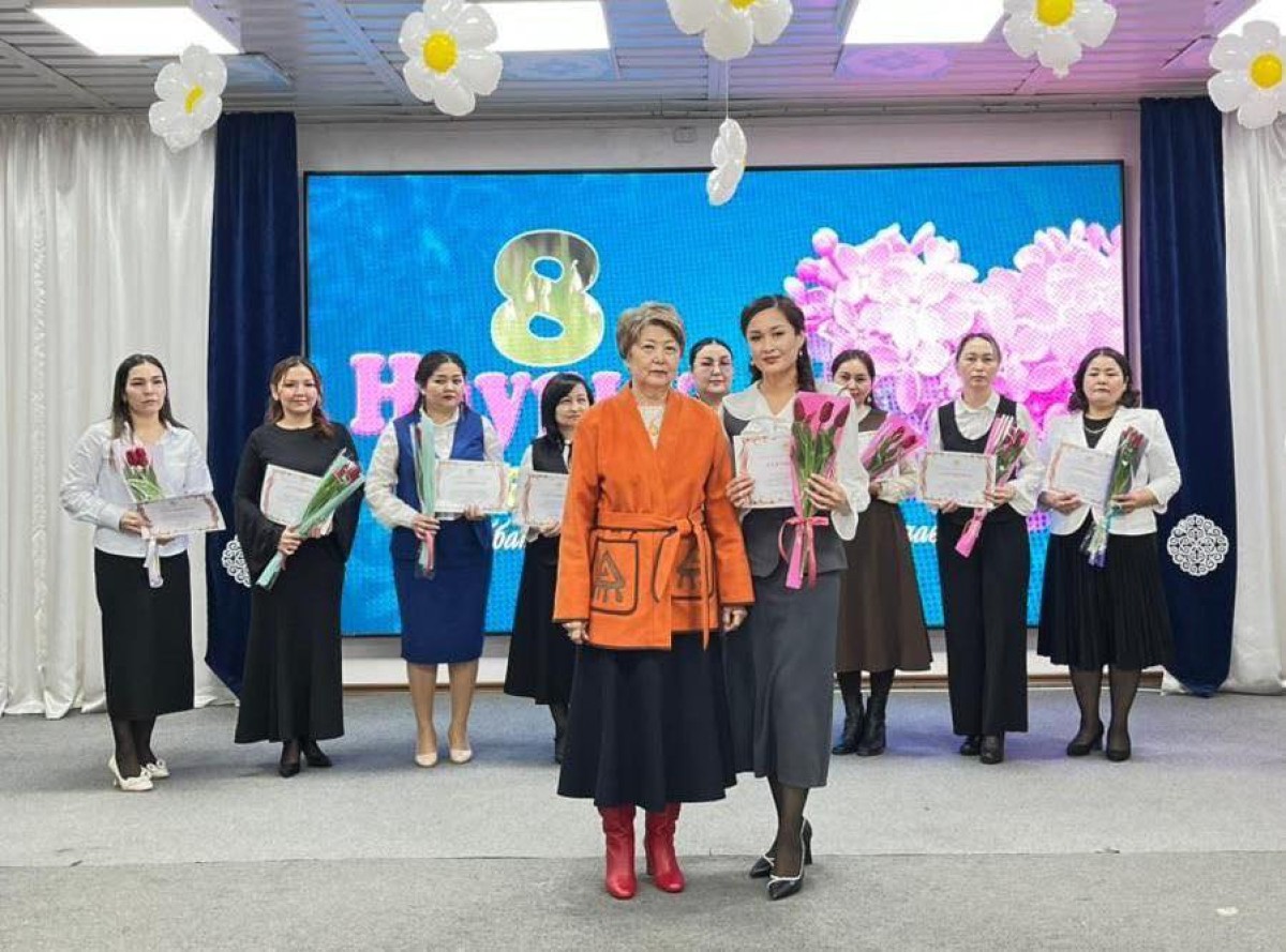 БІЛІМ САЛАСЫНЫҢ АРУЛАРЫНА ҚҰРМЕТ КӨРСЕТІЛДІ