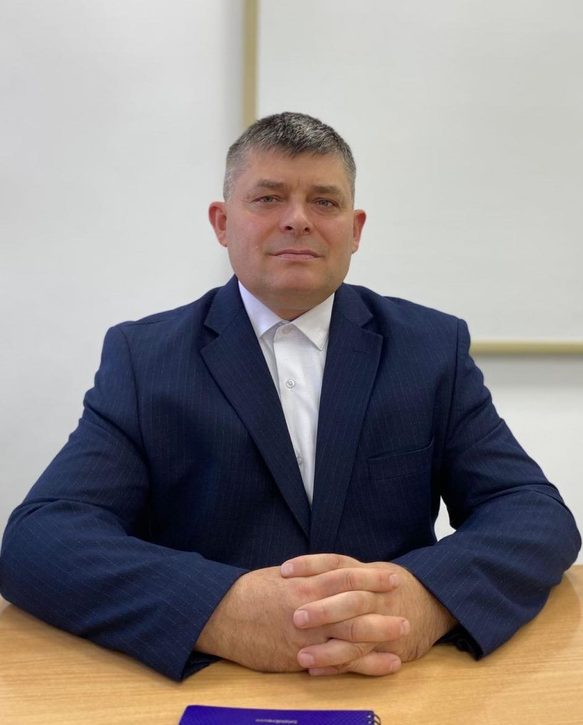 ХРАНИТЕЛЬ ЗНАНИЙ И ВДОХНОВИТЕЛЬ УЧЕНИКОВ