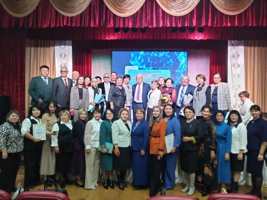УСТЬ-КАМЕНОГОРСК ЧЕСТВУЕТ СВОИХ УЧИТЕЛЕЙ