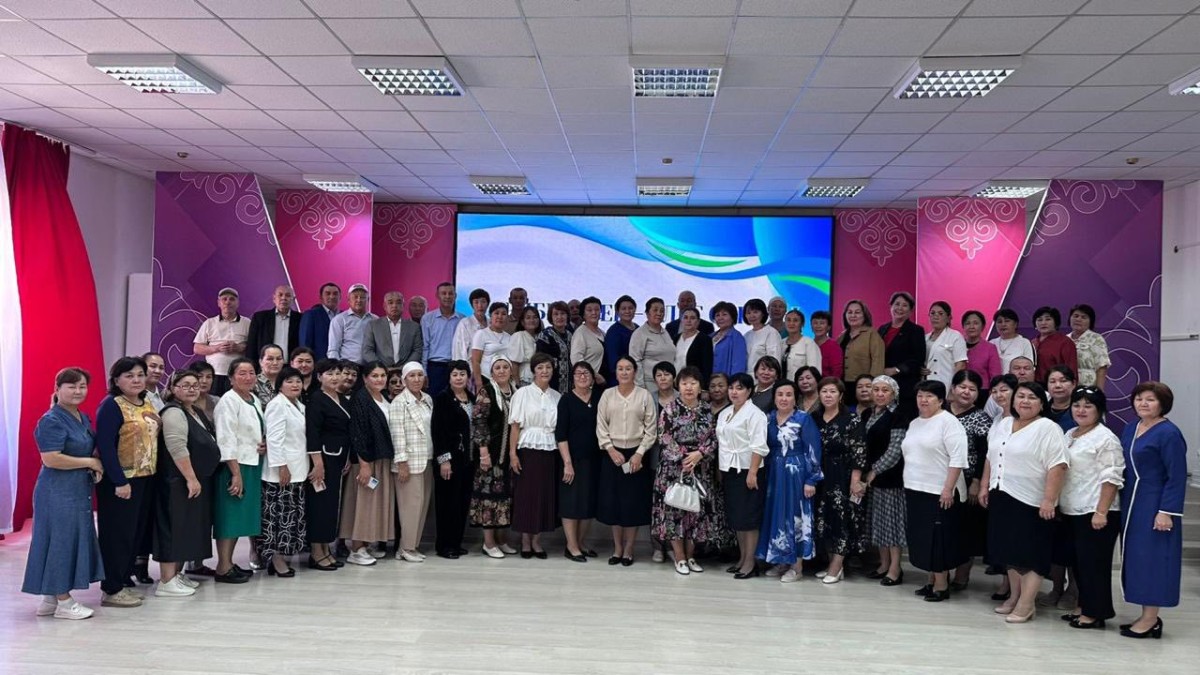 ҚҰРМЕТ ТӨРІНДЕ–  БІЛІМ САЛАСЫНЫҢ КІШІ ҚЫЗМЕТКЕРЛЕРІ