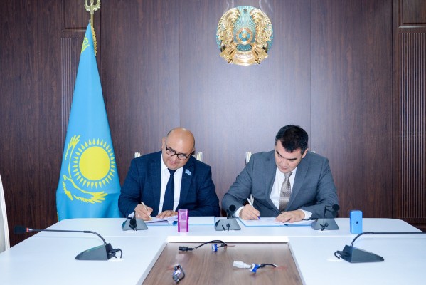 БІЛІМ САЛАСЫ ҚЫЗМЕТКЕРЛЕРІНІҢ ҚҰҚЫҚТАРЫН ҚОРҒАУҒА БАҒЫТТАЛҒАН МЕМОРАНДУМҒА ҚОЛ ҚОЙЫЛДЫ