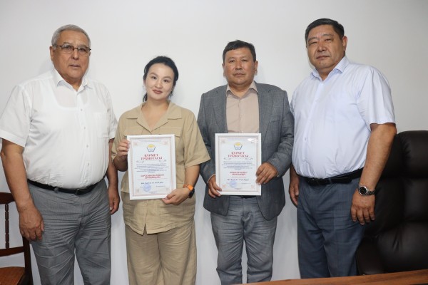 КӘСІПОДАҚ БҰҚАРАЛЫҚ АҚПАРАТ ҚҰРАЛДАРЫ ҚЫЗМЕТКЕРЛЕРІН КӘСІБИ МЕРЕКЕЛЕРІМЕН ҚҰТТЫҚТАДЫ