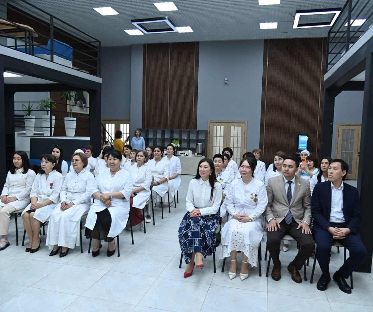 МЕДИЦИНА ҚЫЗМЕТКЕРЛЕРІНІҢ ЕҢБЕГІ ЕЛЕНДІ